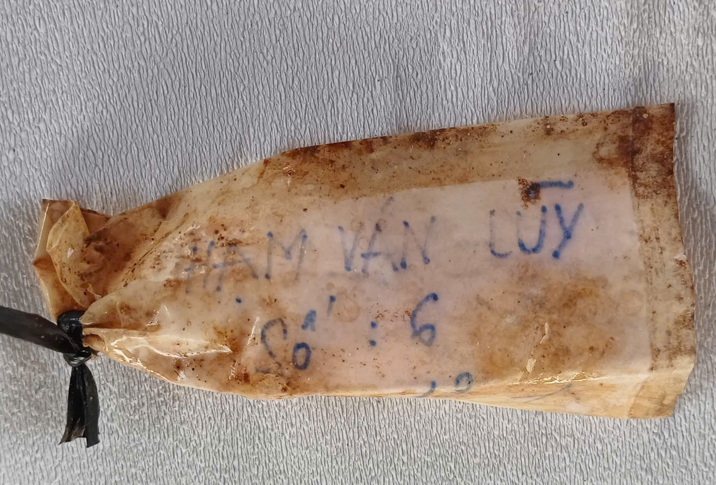 Phát hiện túi nilon mang tên 'Phạm Văn Lũy' trong mộ liệt sĩ vô danh