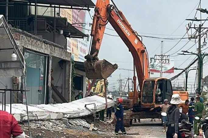 Sập ô văng bê tông khi sửa nhà, một người thợ tử vong