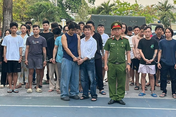 'Tiệc' ma túy của ca sĩ Long Nhật cùng các nam thanh niên tại căn hộ ở TPHCM