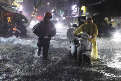 TPHCM mưa lớn kéo dài, phụ huynh lội nước gần 3km để đón con tan học