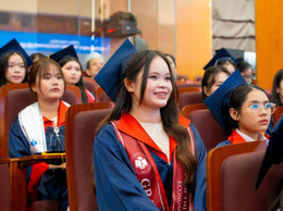 Trao bằng tiên sĩ.jpg