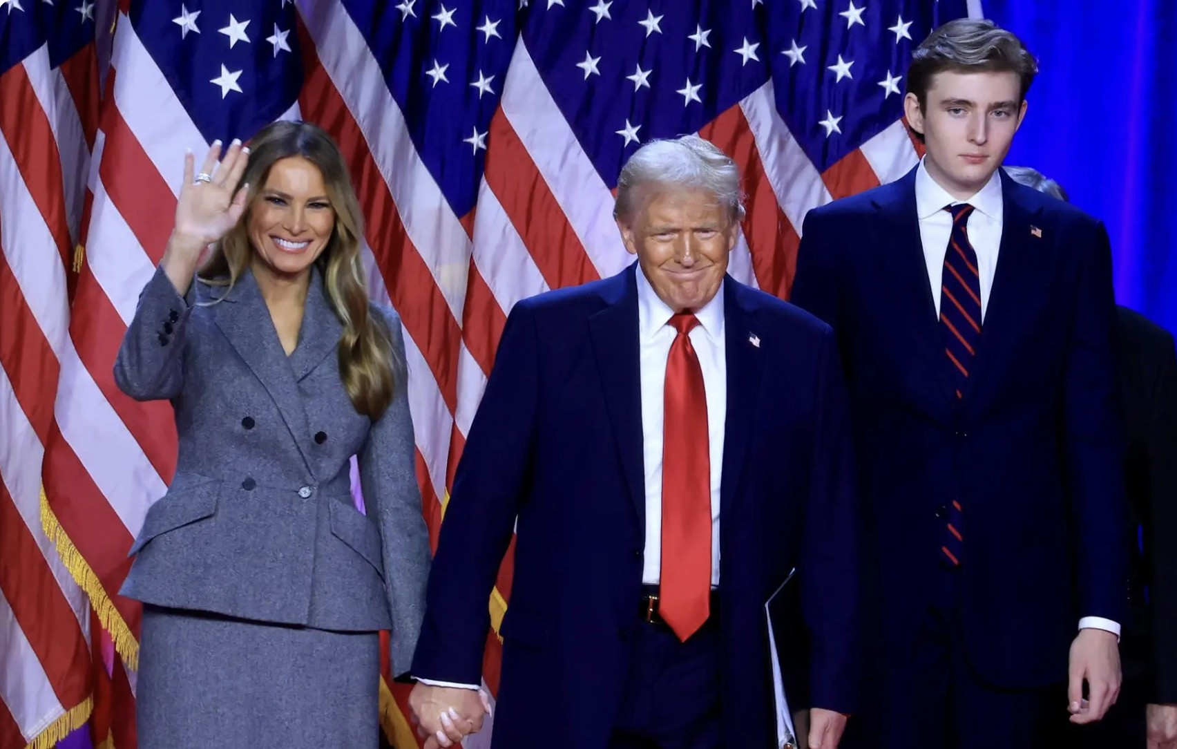 Trump và vợ con Ảnh: EPA