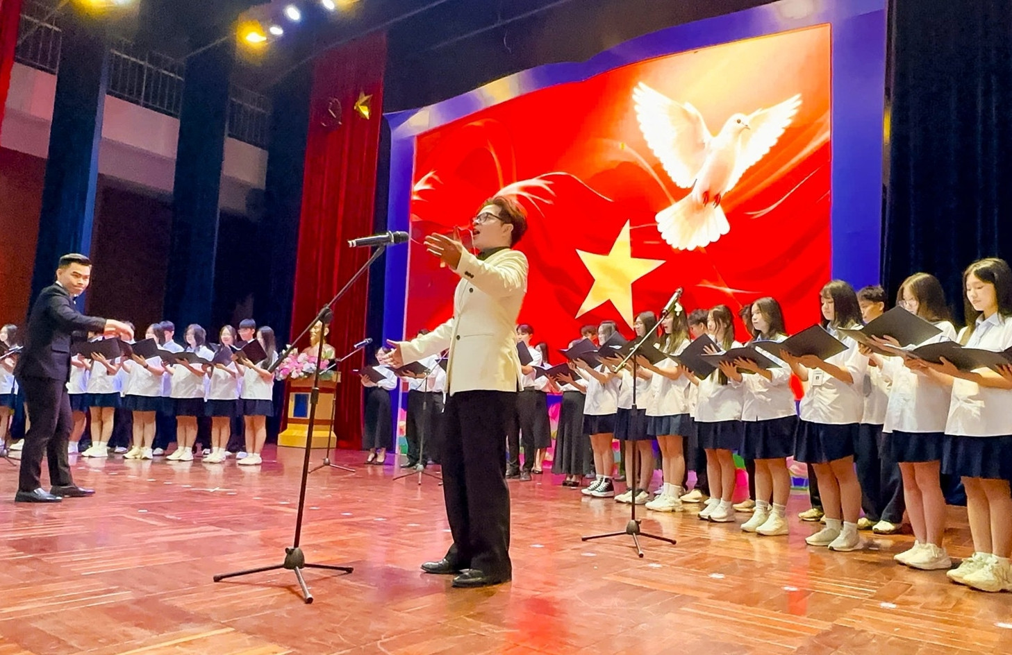 Trường chuyên ở Hà Nội cho học sinh gặp nghệ sĩ, tìm hiểu hành trình nuôi đam mê