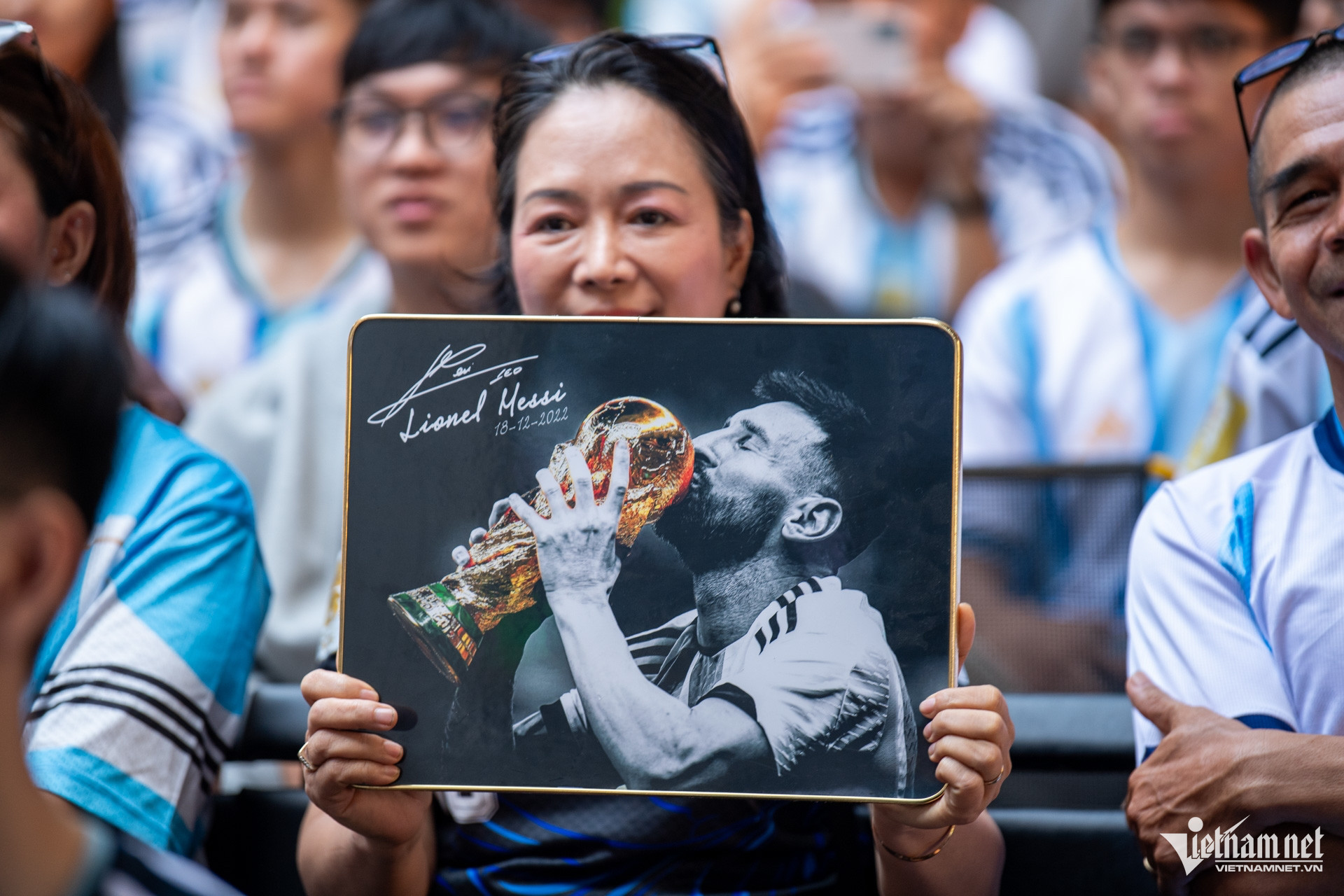 https://static-images.vnncdn.net/vps_images_publish/000001/000003/2026/10/7/w-fan-messi-tai-tphcm-tuan-hung-9-1655.jpg