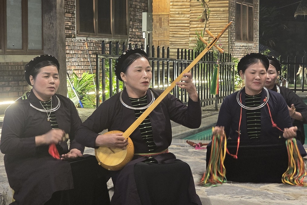 Biểu diễn nghệ thuật tuyên truyền công tác giảm nghèo
