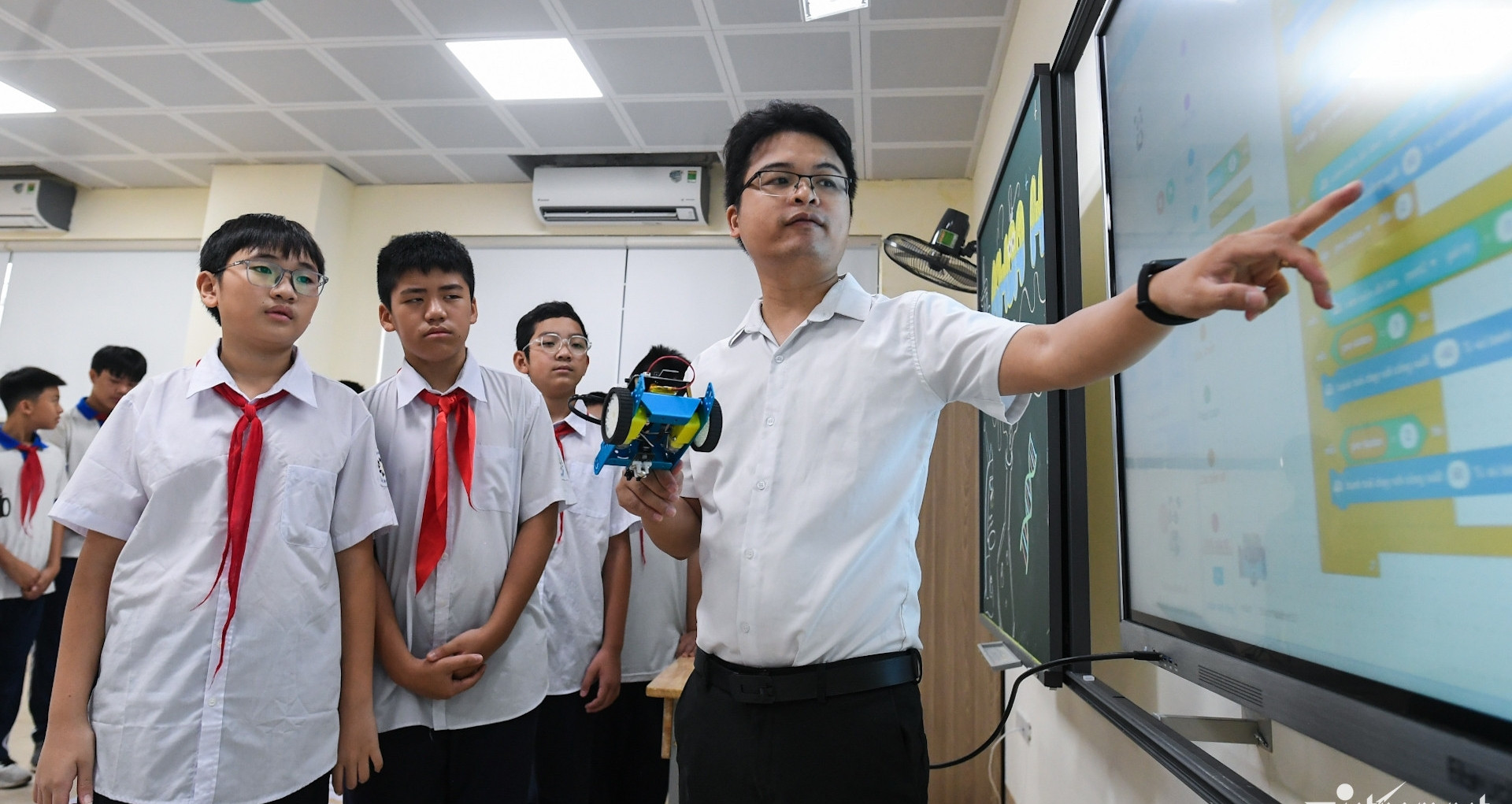 Gd Bat Bộ GD-ĐT: Không bắt buộc có phòng STEM riêng, không mua sắm thiết bị ...