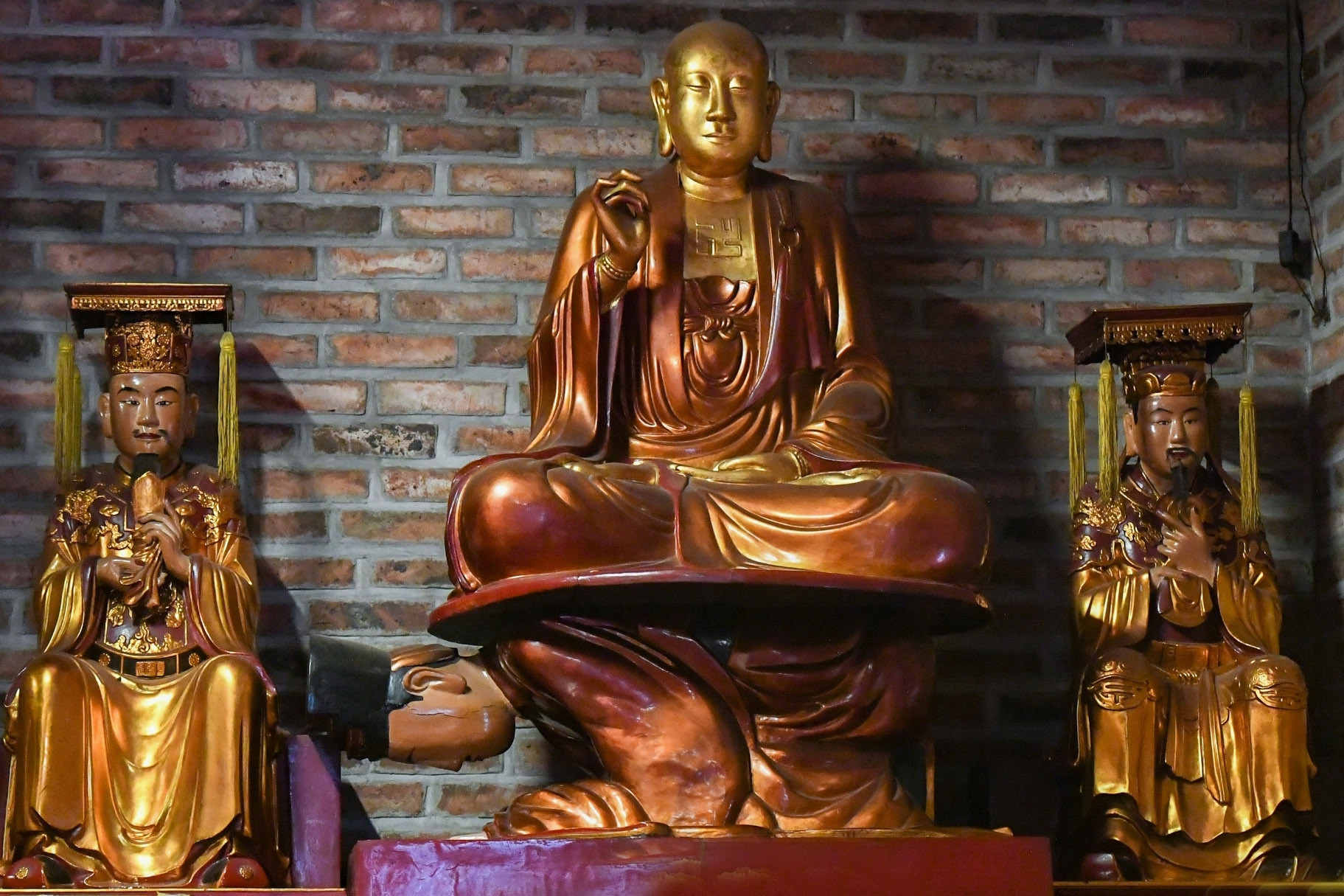 Bức tượng ‘vua cõng Phật’ và bài học về quyền lực biết cúi mình
