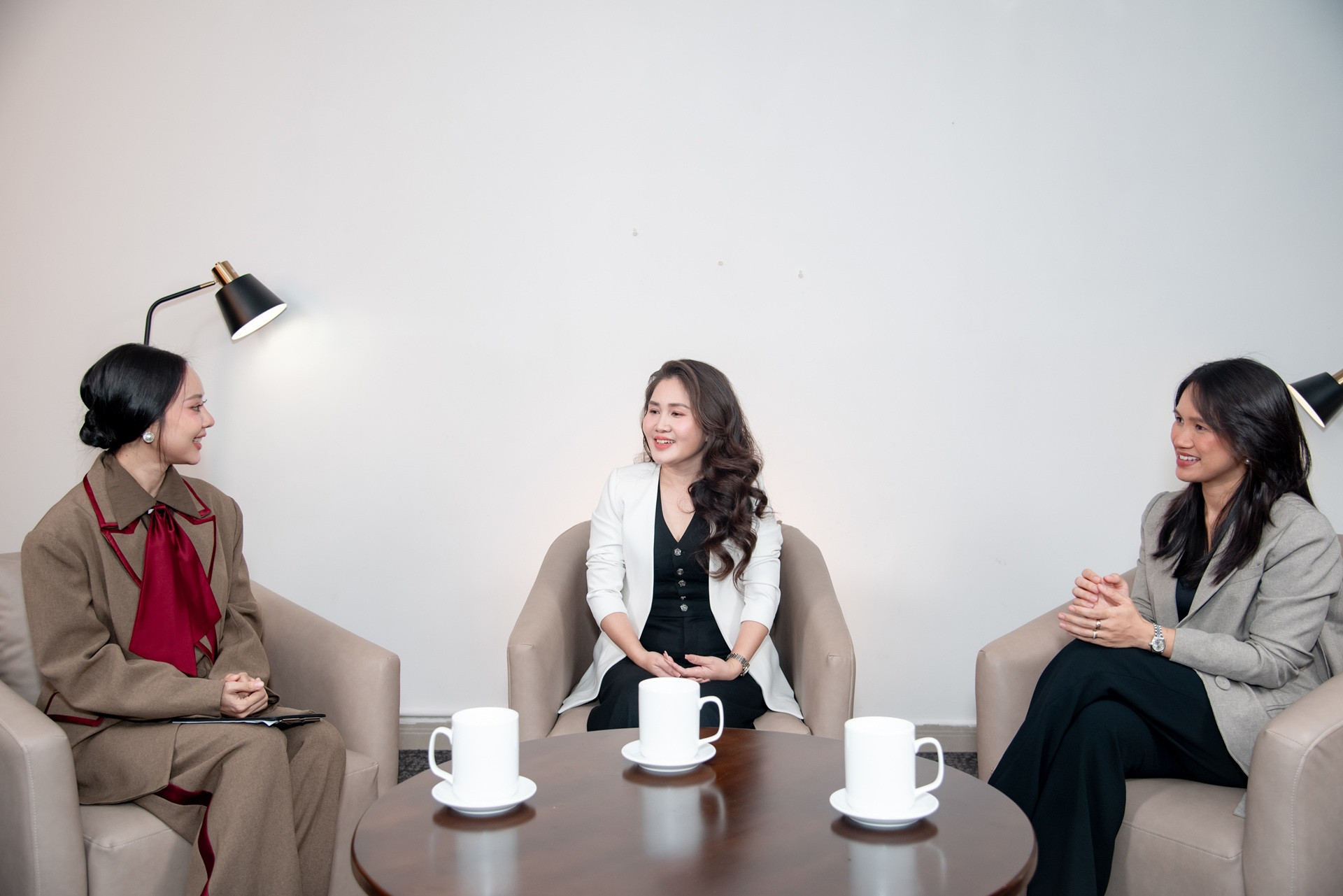 Chị Trần Thị Sen (giữa) cùng bà Trần Hạnh Nhung (phải) tại vodcast _Kế hoạch chuyển giao di sản_ Từ mong muốn đến hành động_.jpg
