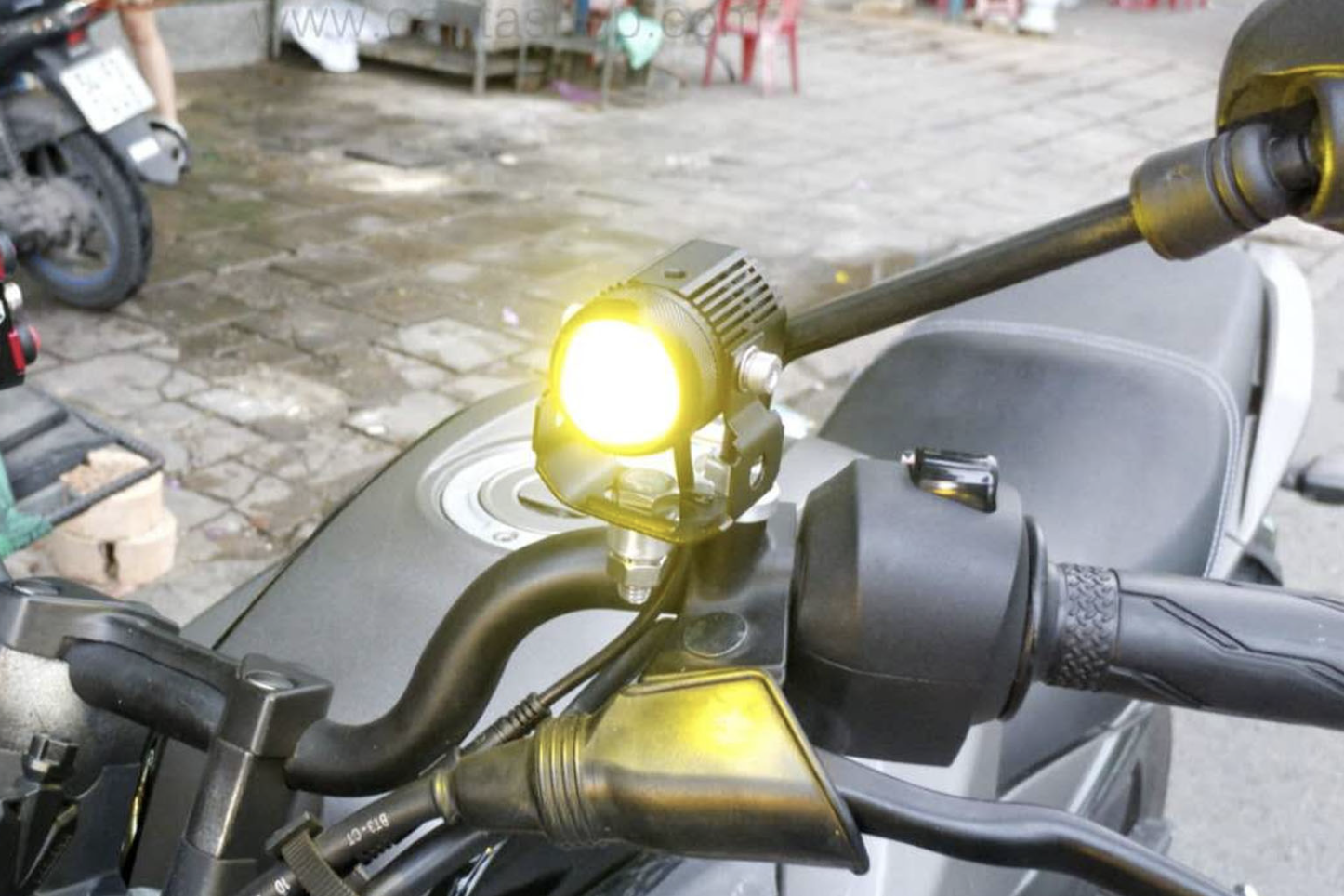 Có nên lắp thêm đèn trợ sáng, còi hoặc phụ kiện điện công suất lớn cho xe máy?