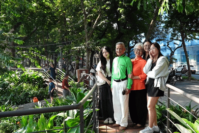 Cụ ông 90 tuổi háo hức check-in cầu cạn bên Hồ Gươm