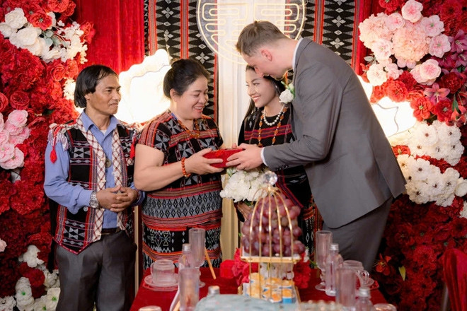 Cưới cô gái Pa Cô, chú rể Bỉ mang 10 con lợn, 10 con gà, 1 cặp dê làm sính lễ