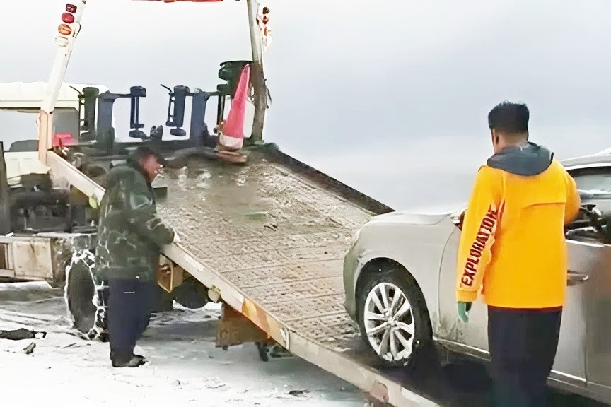 Đi du lịch một mình trên đỉnh núi, người đàn ông thoát nạn nhờ chui vào cốp xe