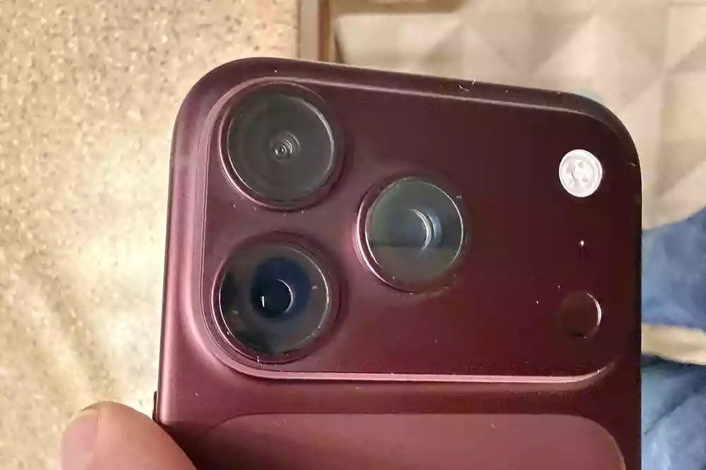 iPhone 18 Pro đỏ rượu vang bị đổi màu, người dùng lo ngại về lớp hoàn thiện