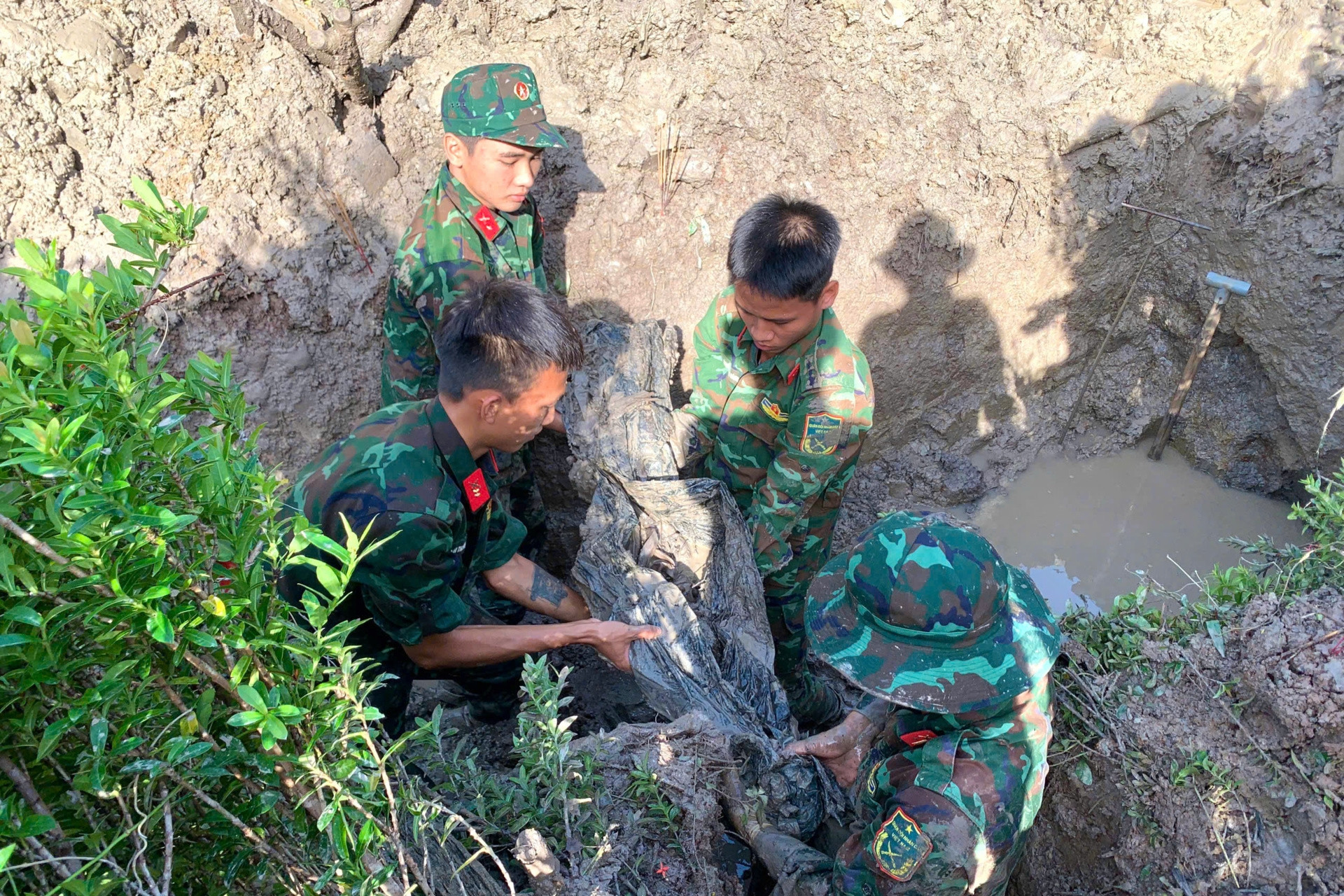 Lão nông Cà Mau phá vườn mai, hiến đất tìm hài cốt liệt sĩ