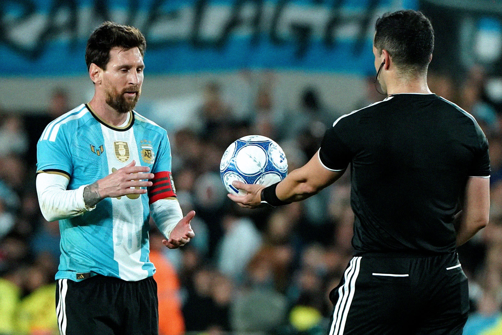 Messi Argentina Benin trong tai.jpg
