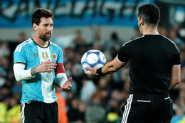 Messi Argentina Benin trong tai.jpg