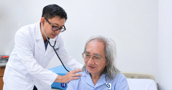 Nhà văn Nhật Chiêu hồi phục sau khi nhồi máu cơ tim lúc dọn sách do mưa ngập