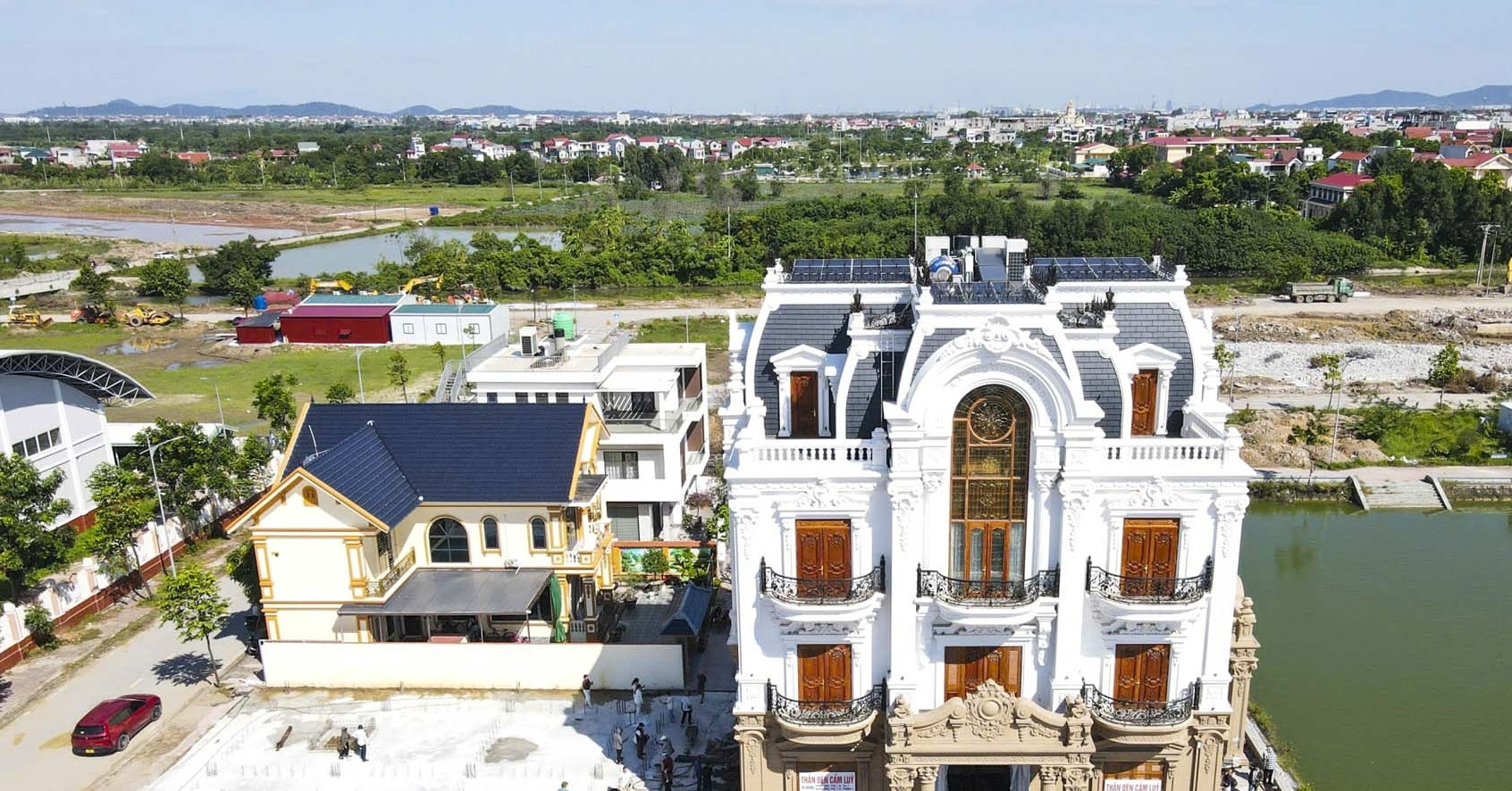‘Thần đèn’ đưa biệt thự 4 tầng ‘đi’ hàng trăm mét về vị trí mới, nhường đất làm đường
