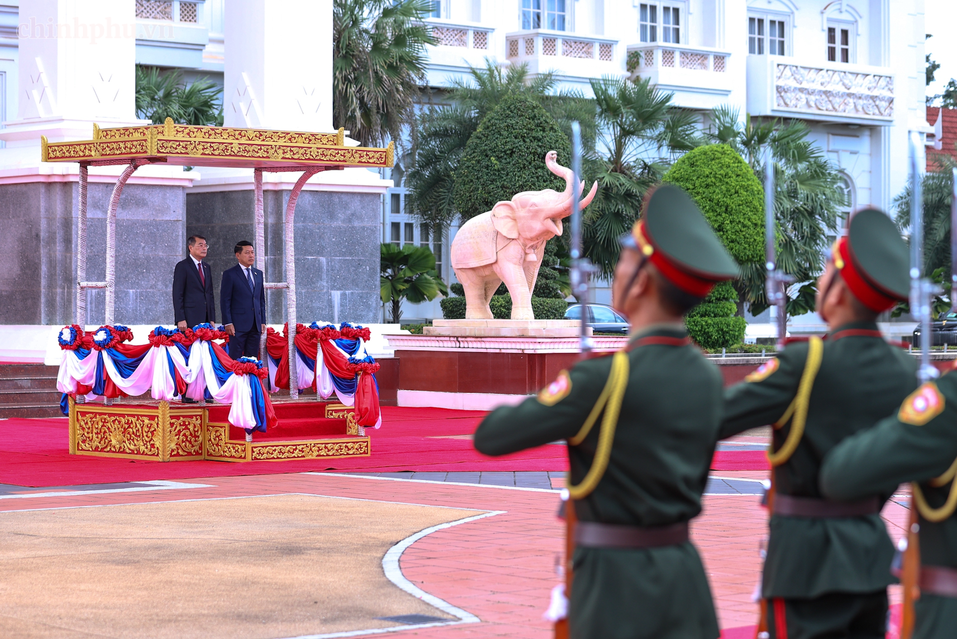 Thủ tướng Lào Saleumxay Kommasith đón Thủ tướng Lê Minh Hưng