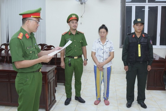 Bản tin trưa 9/10: Khởi tố 2 người dùng 'chất cấm' vỗ béo cho hơn 2.300 con heo