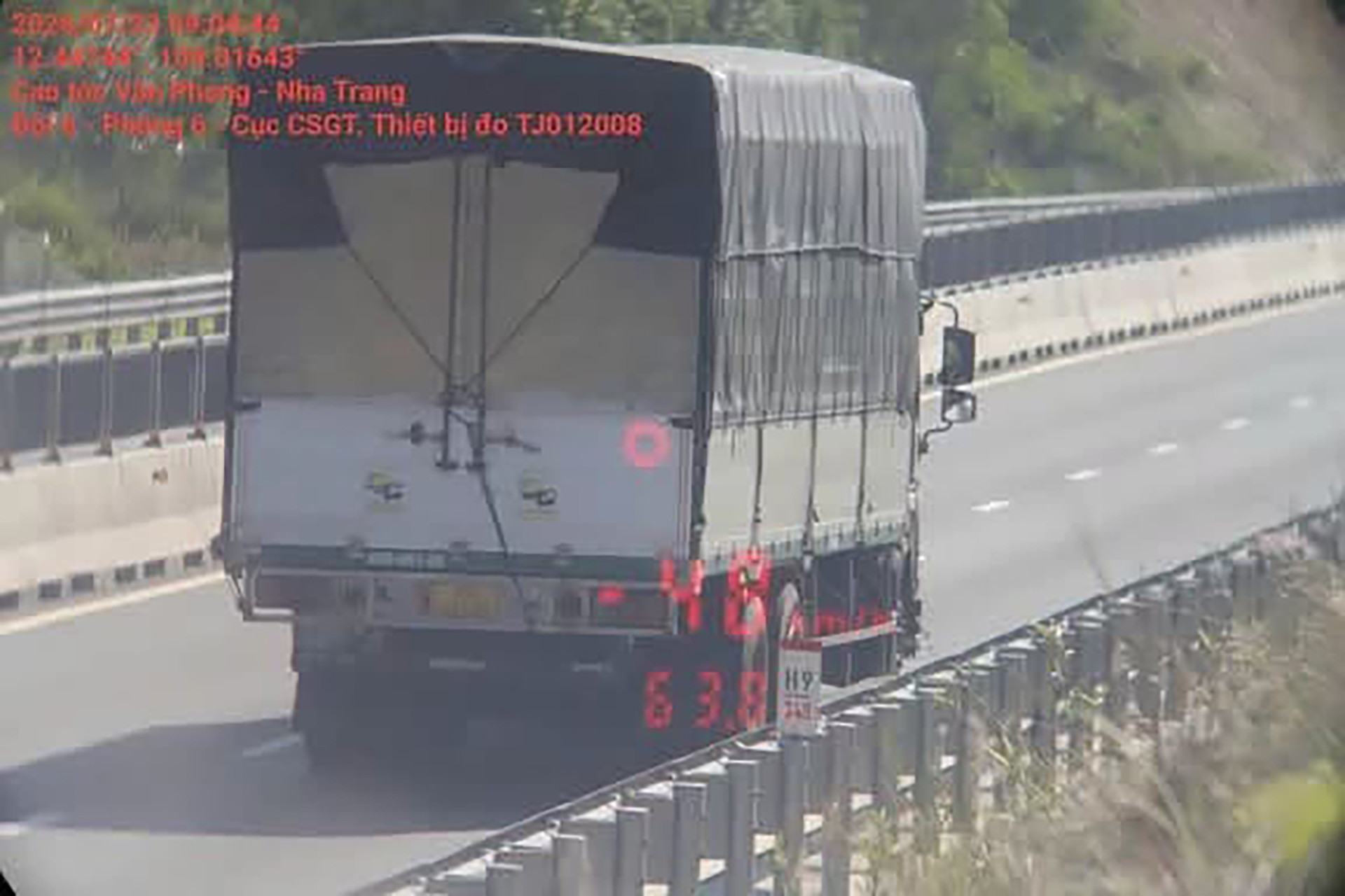 Cục CSGT: Tạm dừng phạt xe chạy chậm ở dốc cao tốc, đề xuất hạ tốc độ quy định