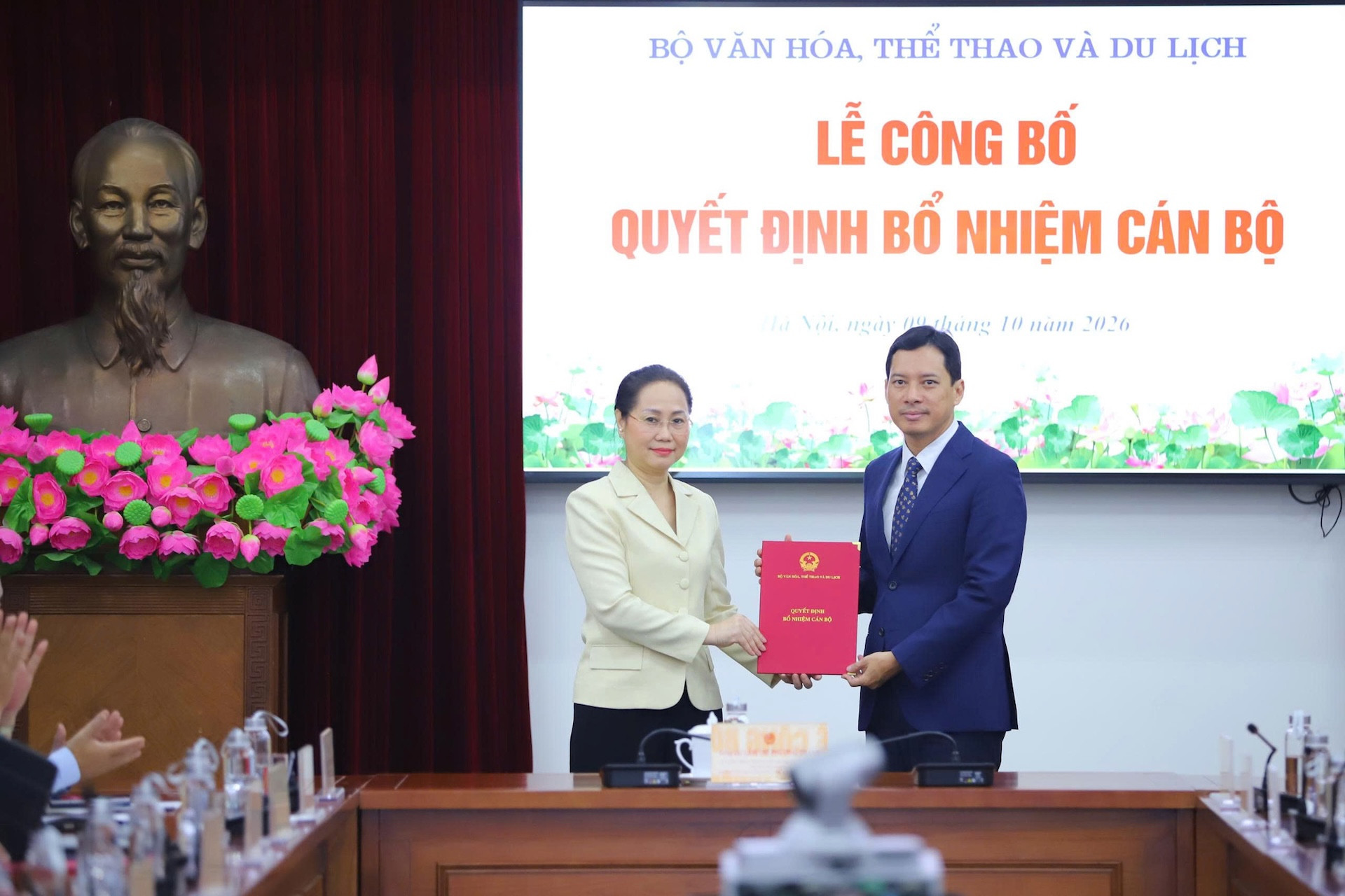 Bộ trưởng Lâm Thị Phương Thanh trao quyết định điều động, bổ nhiệm cho Cục trưởng Cục Báo chí Lê Quang Tự Do