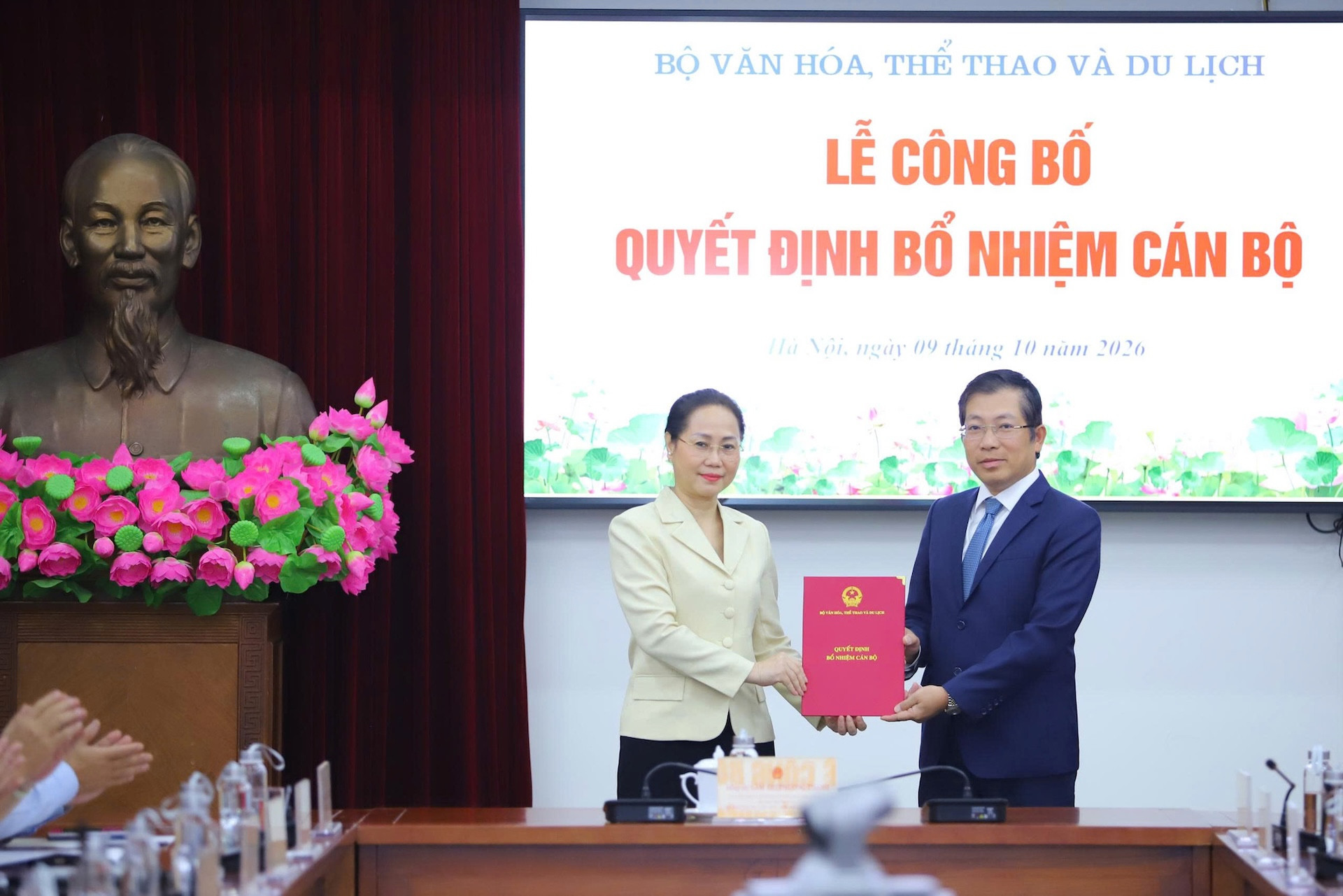 Bộ trưởng Lâm Thị Phương Thanh trao quyết định điều động, bổ nhiệm cho Cục trưởng Cục Xuất bản và Thư viện Lưu Đình Phúc