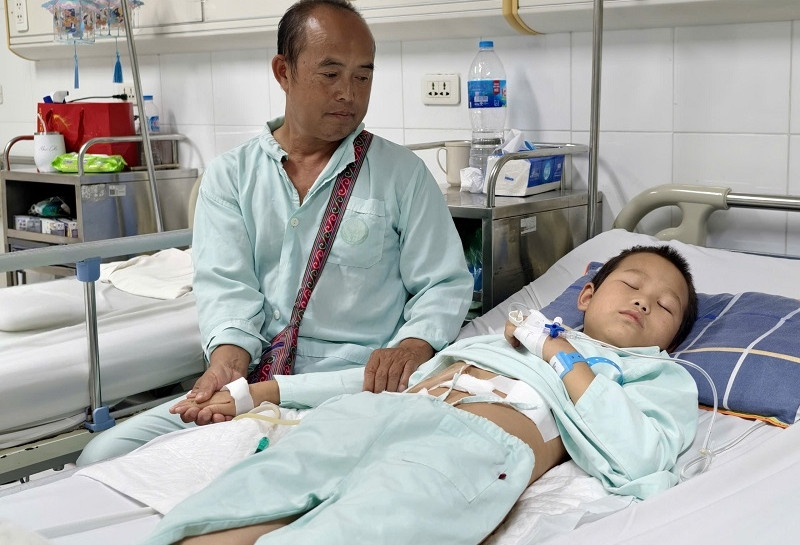 Cậu bé người Mông mắc bệnh 'đặc biệt', ông ngoại bán trâu, ăn bánh mì chăm cháu