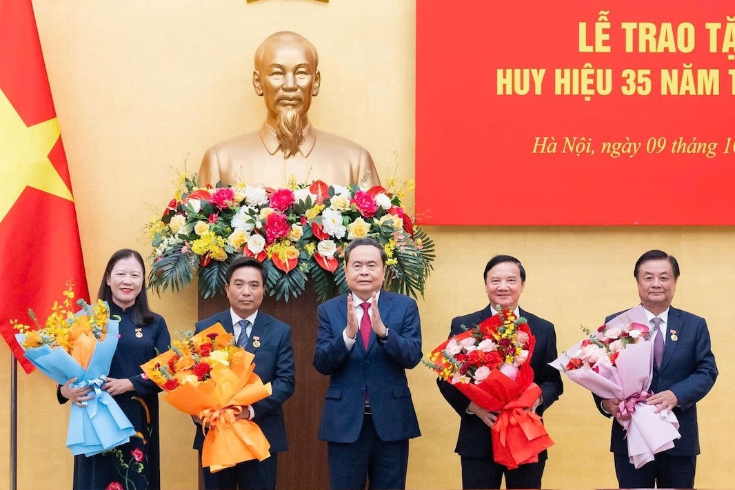 Chủ tịch Quốc hội trao Huy hiệu Đảng tặng lãnh đạo, nguyên lãnh đạo Quốc hội