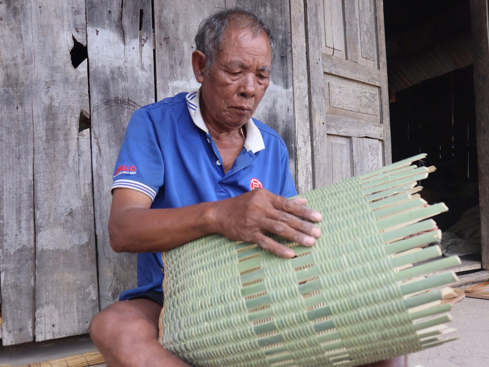 Già Y Krông Triêk vẫn miệt mài chẻ nan, đan gùi.jpg