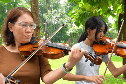 Giới trẻ rủ nhau học đàn violin miễn phí giữa công viên TPHCM