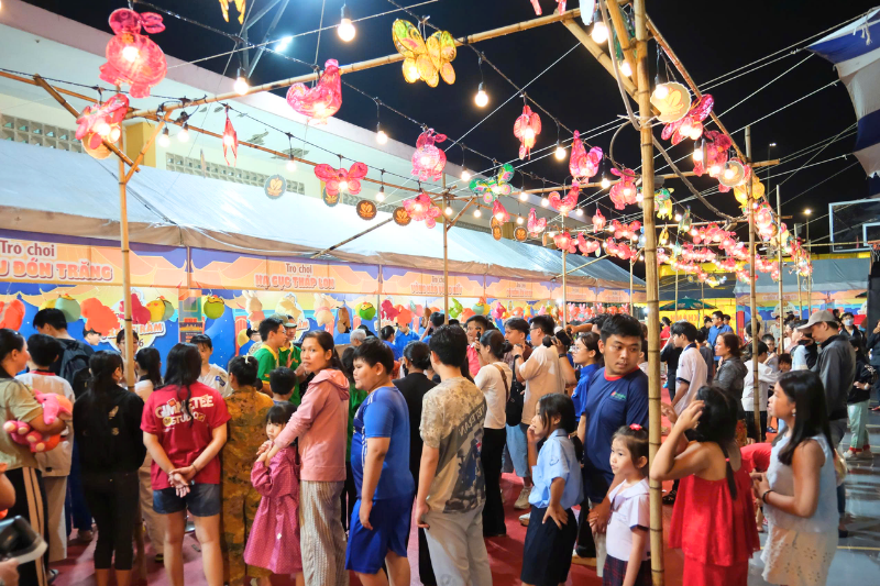 Hàng nghìn người tham gia sự kiện Trung thu của Cà Phê Muối Chú Long