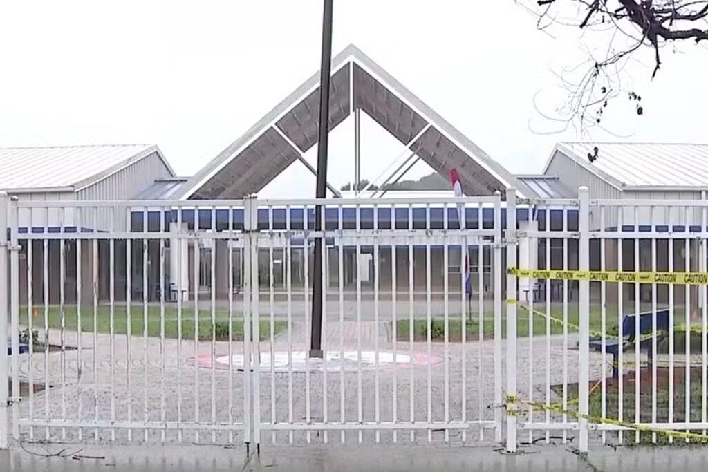 Học sinh 5 tuổi tử vong sau khi bị màn hình điện tử đổ trúng trong lớp