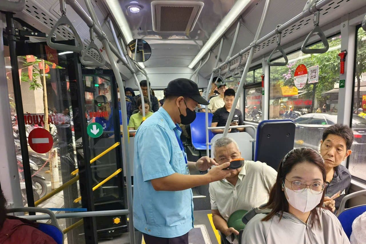 Lan tỏa những câu chuyện đẹp và dấu ấn chuyển đổi xanh trên xe buýt Hà Nội