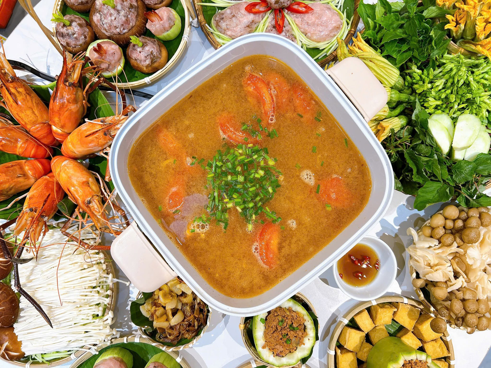 lẩu tôm bầu hạnh trịnh.jpg