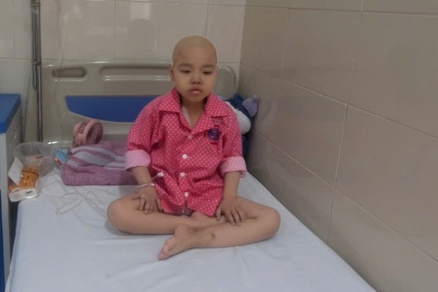 Mẹ khuyết tật cần 300 triệu đồng để giữ chân cho con gái 6 tuổi