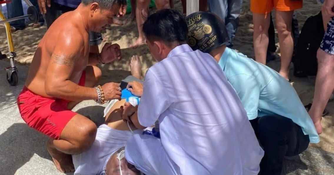 Nam du khách bất ngờ hôn mê ở bãi biển Nha Trang và không qua khỏi