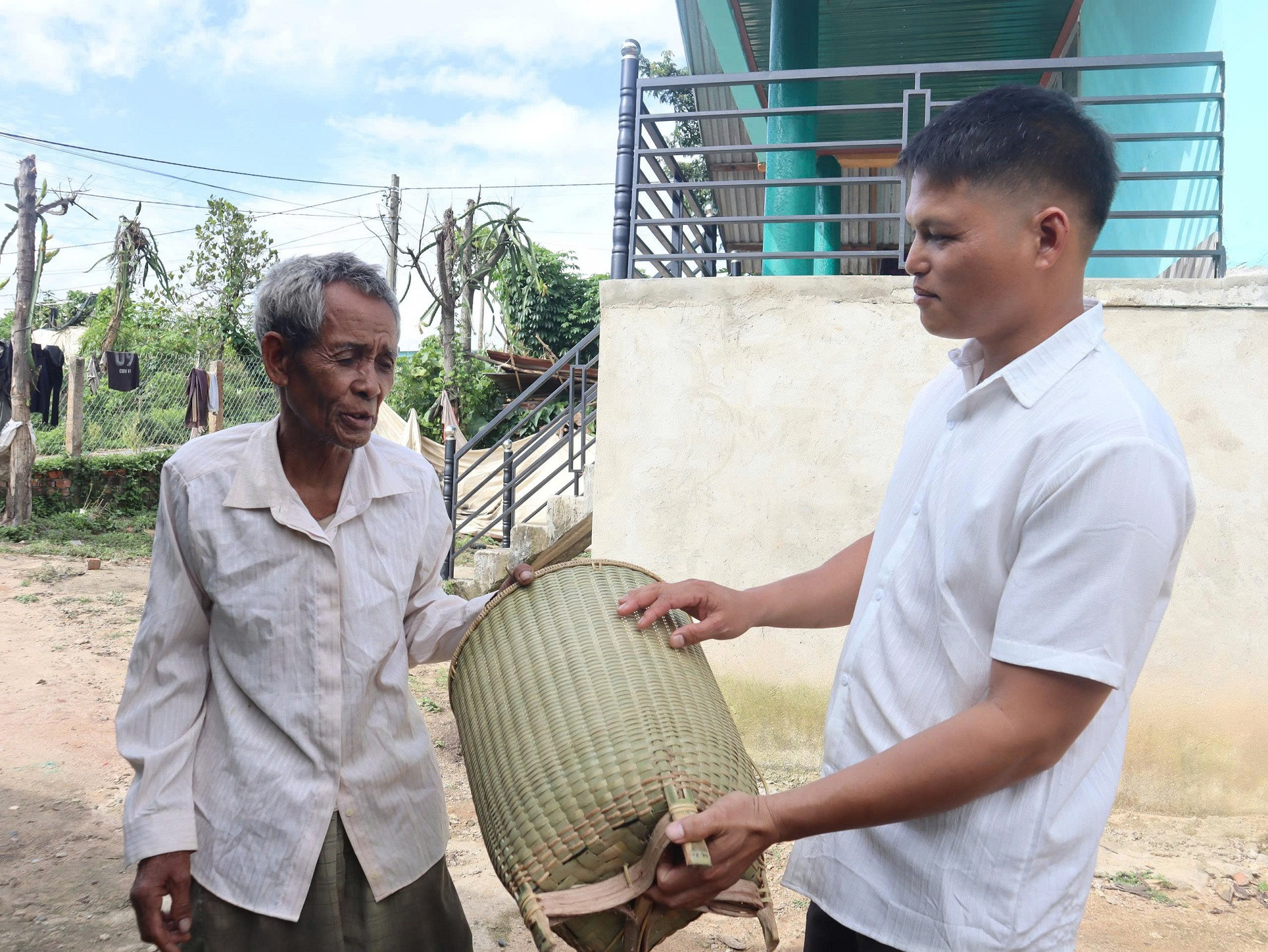 Nếu nguyên liệu được chuẩn bị sẵn, khoảng 5 ngày  ông Y Krang mới hoàn thiện một chiếc gùi.jpg