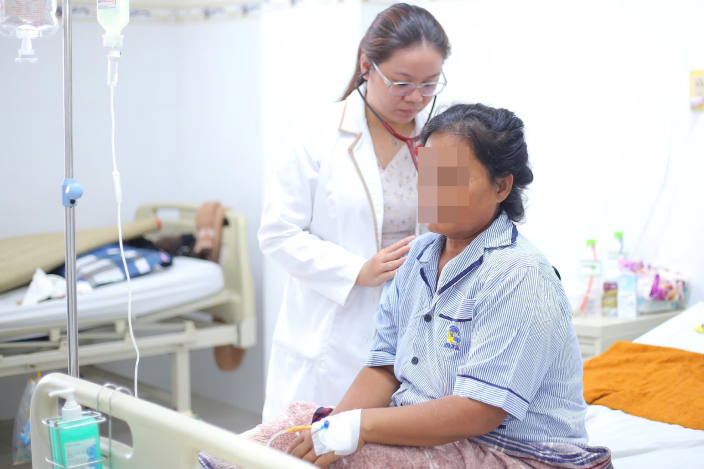 Người phụ nữ tổn thương gan nặng, manh mối từ chấm nhỏ trên da bụng