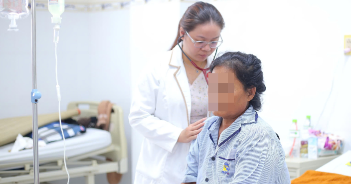Người phụ nữ tổn thương gan nặng, manh mối từ chấm nhỏ trên da bụng