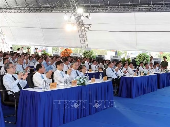 Tổng Bí thư, Chủ tịch nước Tô Lâm và các đại biểu dự Lễ khởi công Dự án nâng cấp, hiện đại hóa và cải thiện môi trường nước hệ thống thủy lợi Bắc Hưng Hải. Ảnh: Thống Nhất/TTXVN
