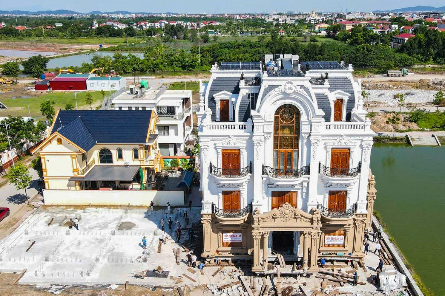 ‘Thần đèn’ đưa biệt thự 4 tầng ‘đi’ hàng trăm mét về vị trí mới, nhường đất làm đường