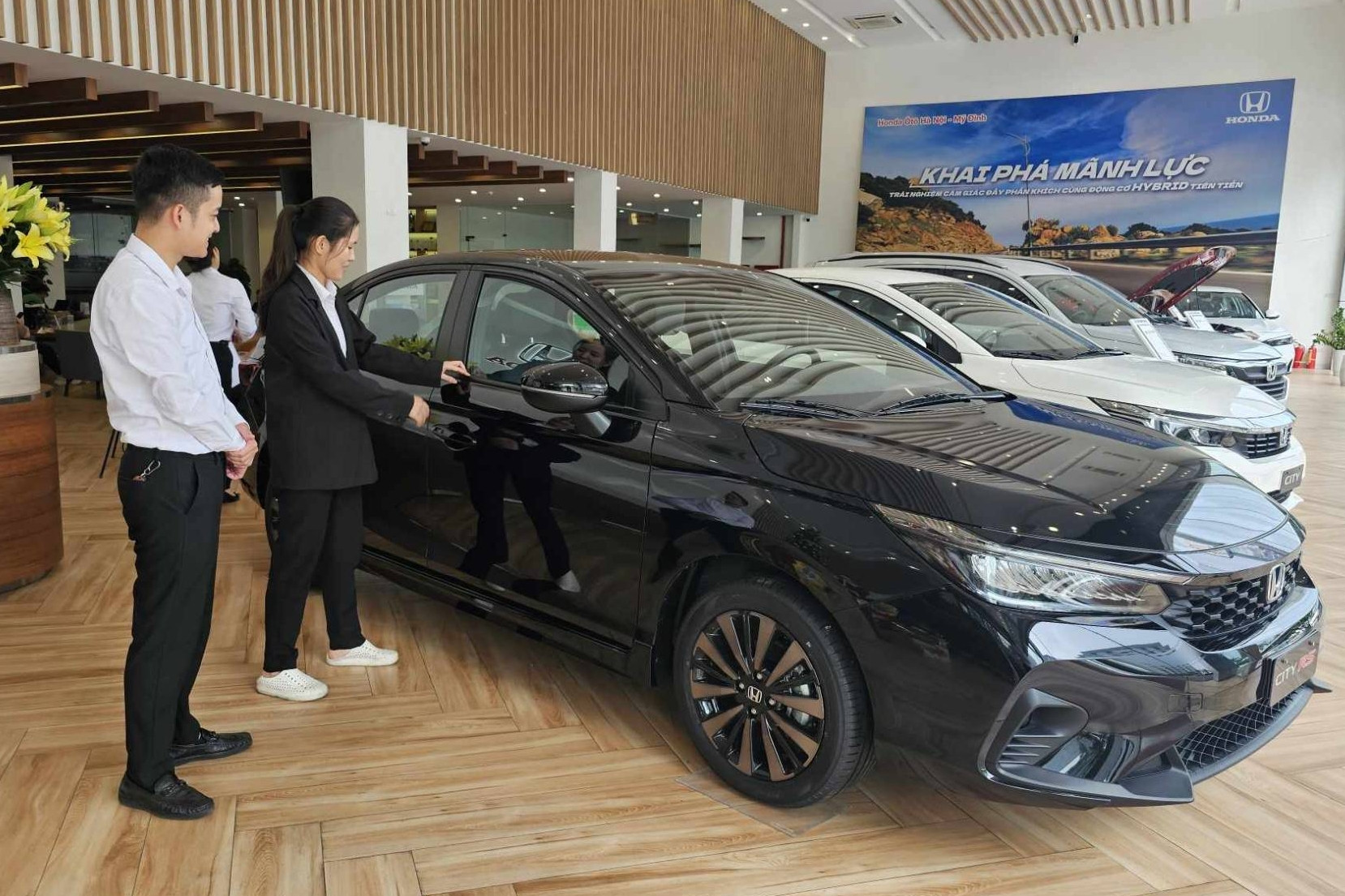 Thị trường ô tô khởi sắc sau tháng Ngâu, doanh số các hãng tăng vọt gần 40%