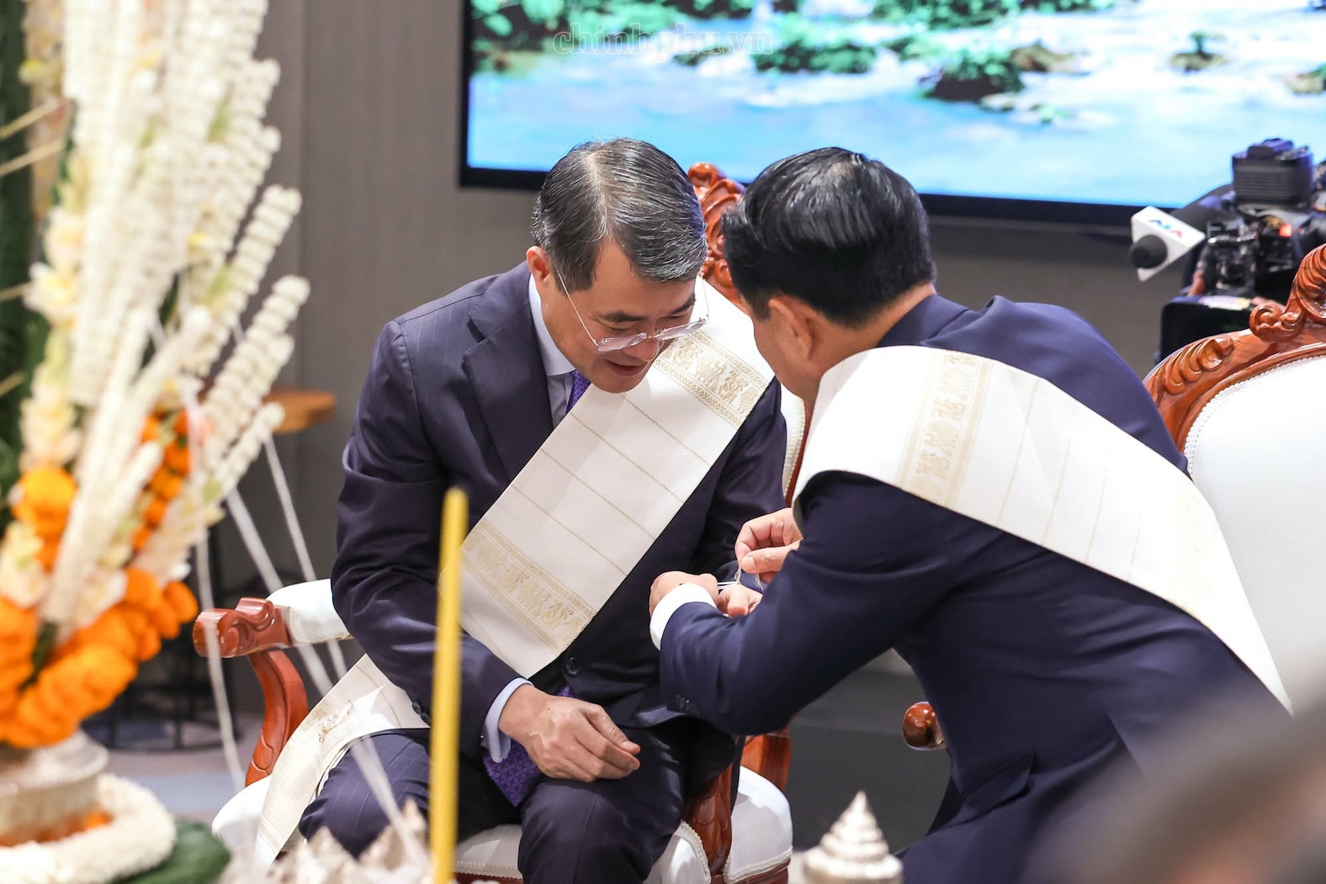 Thủ tướng Lê Minh Hưng dự lễ buộc chỉ cổ tay truyền thống của Lào