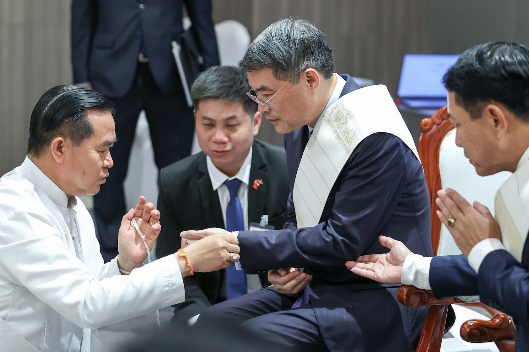Thủ tướng Lê Minh Hưng dự Lễ buộc chỉ cổ tay truyền thống của Lào