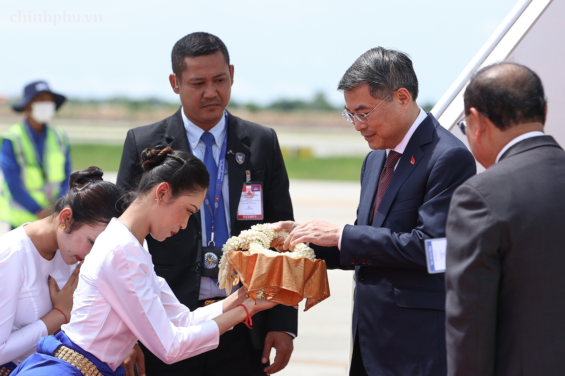 Thủ tướng Lê Minh Hưng tới Phnom Penh, bắt đầu thăm Campuchia
