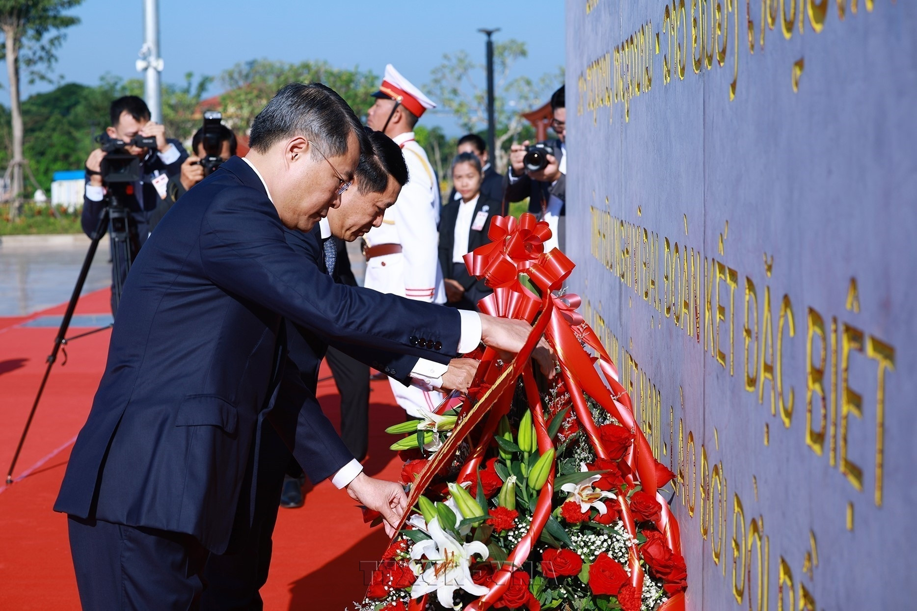 Thủ tướng Lê Minh Hưng và Thủ tướng Lào dâng hoa tưởng niệm các lãnh tụ hai nước