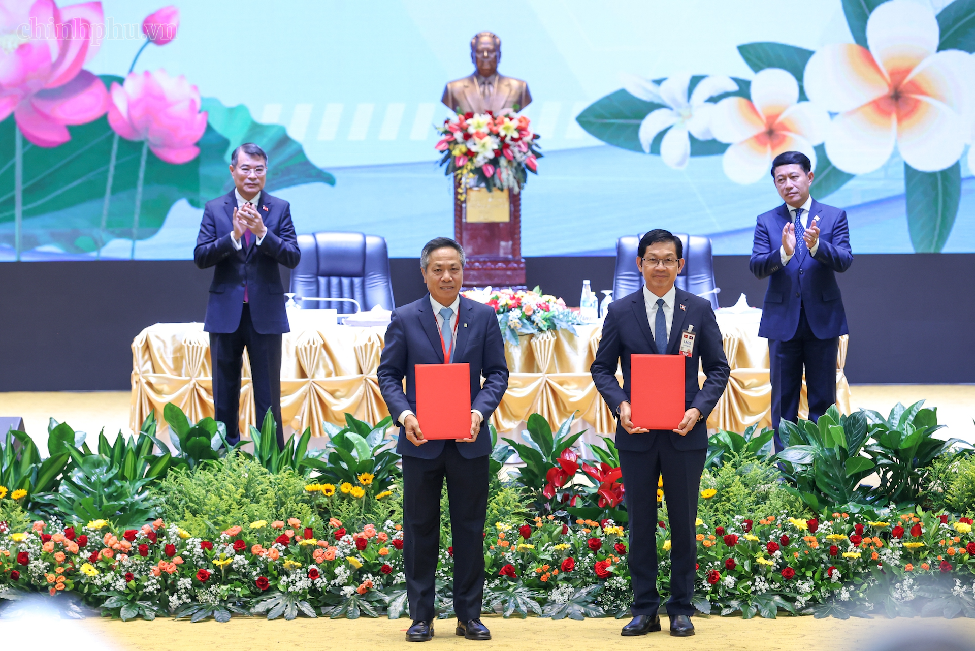 Thủ tướng Lê Minh Hưng và Thủ tướng Lào Saleumxay Kommasith đã dự và phát biểu chỉ đạo tại Hội nghị xúc tiến đầu tư Việt Nam-Lào