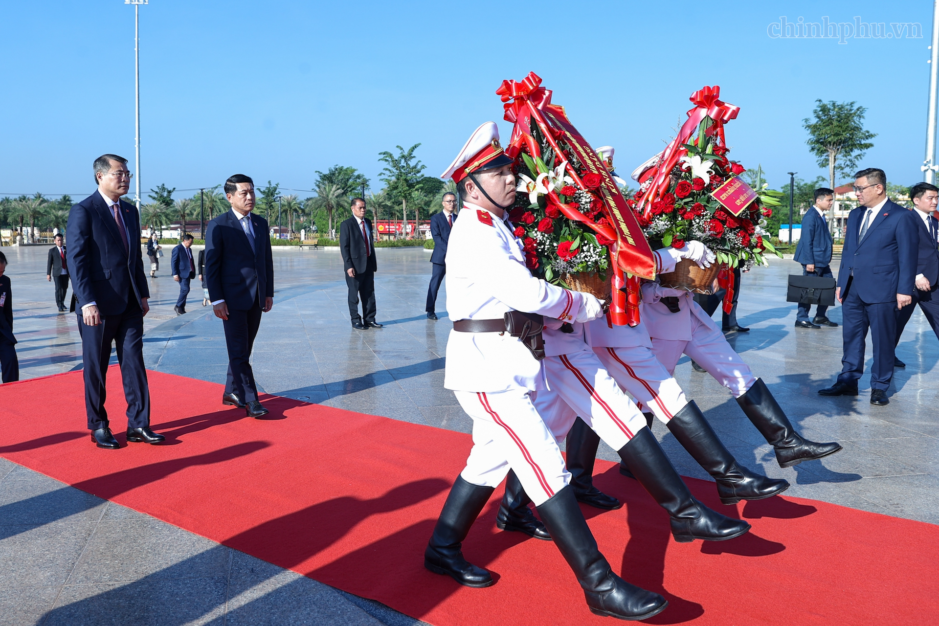 Thủ tướng Lê Minh Hưng và Thủ tướng Lào Saleumxay Kommasith tưởng niệm Chủ tịch Hồ Chí Minh, Chủ tịch Kaysone Phomvihane, Chủ tịch Souphanouvong