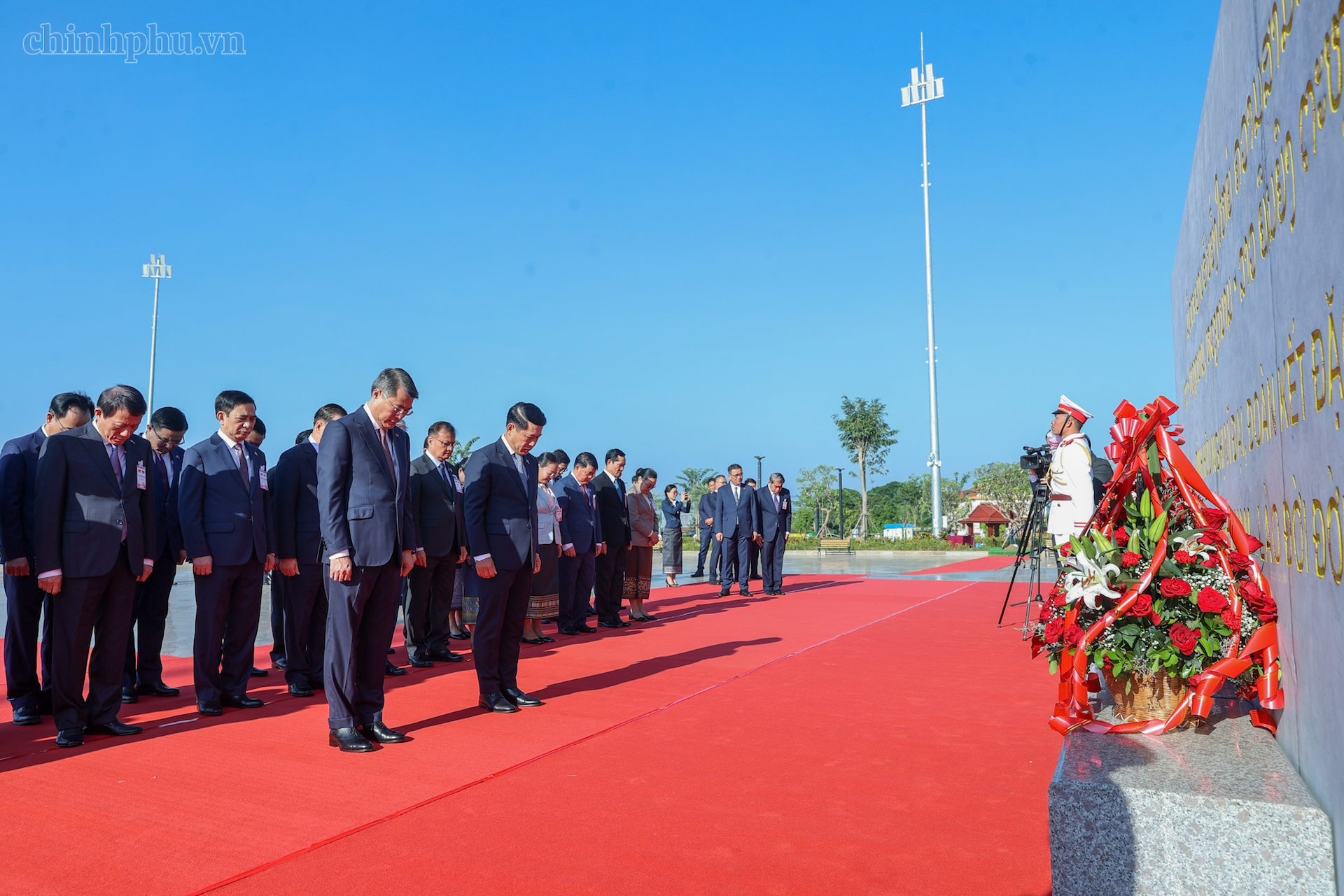 Thủ tướng Lê Minh Hưng và Thủ tướng Lào Saleumxay Kommasith tưởng niệm Chủ tịch Hồ Chí Minh, Chủ tịch Kaysone Phomvihane, Chủ tịch Souphanouvong